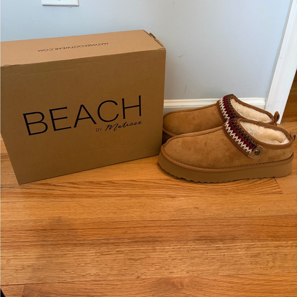 Matisse Chestnut women’s shoes 
Ugg lookalikes!